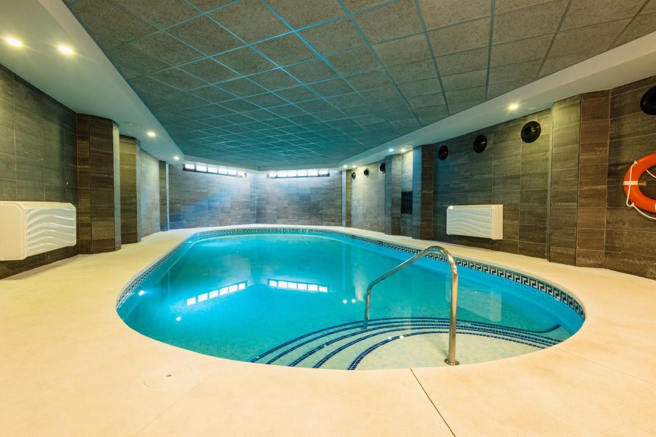 With 3 Bedrooms, Terrace, Indoor Pool And Sauna At 100 M From The In Puerto Banus Apartment