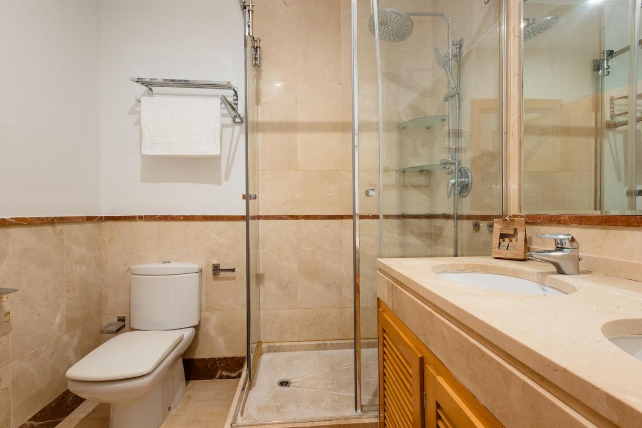 With 3 Bedrooms, Terrace, Indoor Pool And Sauna At 100 M From The In Puerto Banus Apartment Marbella